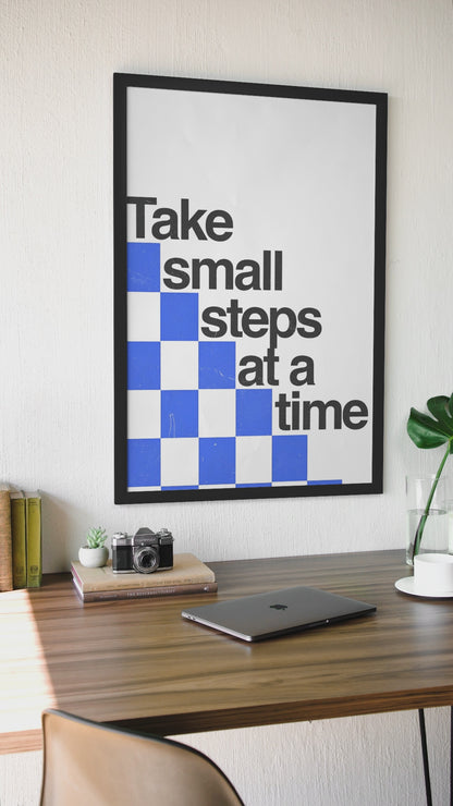 Wandbild mit dem Spruch „Take Small Steps at a Time“ | Schwarz-weißes Motivations-Wandschild für das Zimmer