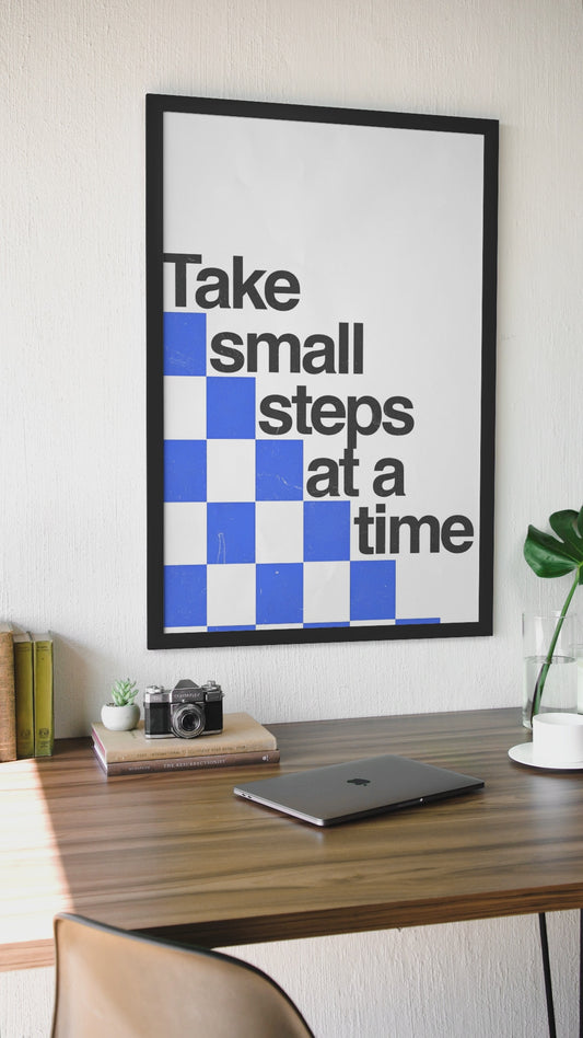 Wandbild mit dem Spruch „Take Small Steps at a Time“ | Schwarz-weißes Motivations-Wandschild für das Zimmer